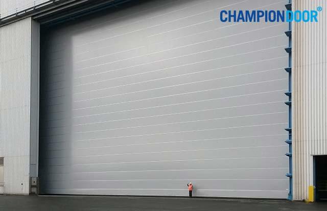 Champion Door toimitti jättimäisen nosto-oven Meyerin telakalle Saksaan