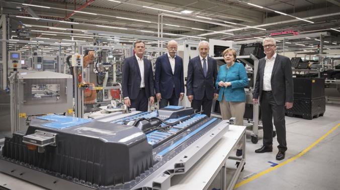 Daimlerin uuden akkutehtaan rakennustyöt käyntiin Saksassa