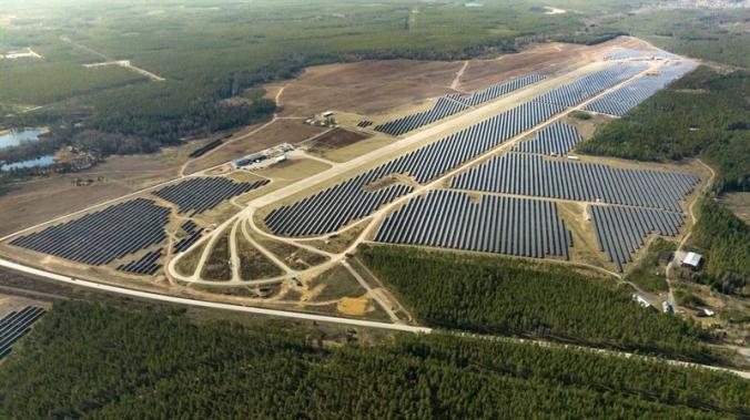 Ruotsin suurin teollisen mittakaavan aurinkovoimala rakentui ilman julkista rahoitusta – tuottaa energiaa H&M:lle