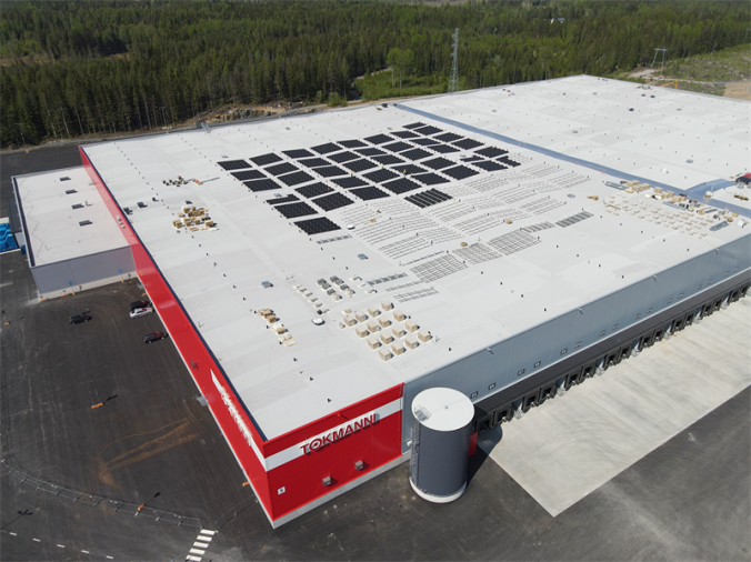 Suomen suurinta kattoasenteista aurinkovoimalaa asennetaan Tokmannin uuteen logistiikkakeskukseen Mäntsälään