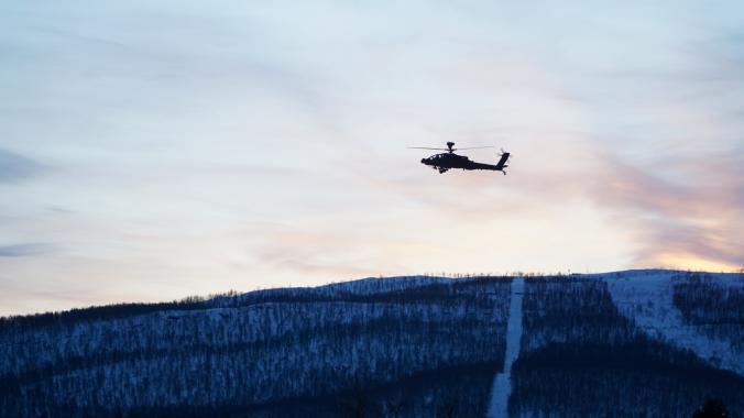 Helikopteri kuvaa Oulun kaukolämpö- ja sähköverkkoja