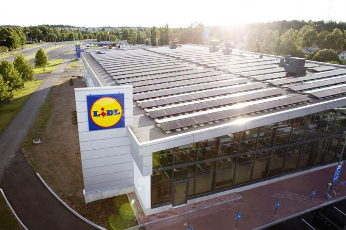 Lidl parantaa myymälöidensä energiatehokkuutta – lisää aurinkopaneeleita ja LED-valaisimia