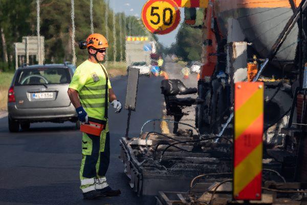 Miten kuumuudessa jaksaa työskennellä? Asfalttityöntekijä kertoo
