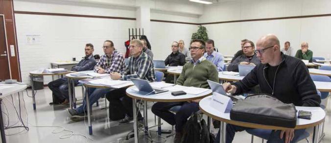 AEL:n ensimmäisen IWE/IWT-koulutuksen osallistujia.