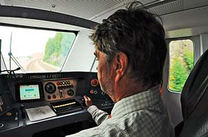 Kuljettajalla on jatkuva tietokoneyhteys keskusvalvomoon, josta voidaan viestittää junan mahdollisista teknisistä ongelmista ja saada myös toimintaohjeita.